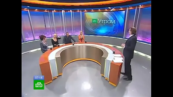 Parhaat Bimbo blonde on panel of Russian TV show - upskirt porn at tehoelokuvat
