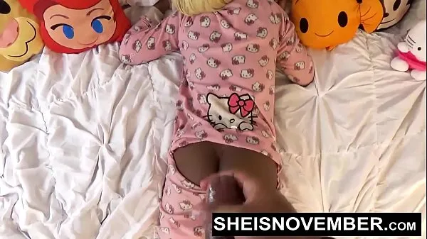 I migliori Fratellastri birichini scopano, quando l'innocente sorellastra nera ha finito di fare pipì, una giovane ragazza di nome Sheisnovember fa un pompino appassionato e sesso hardcore profondo, il suo grosso culo che oscillafilm potenti