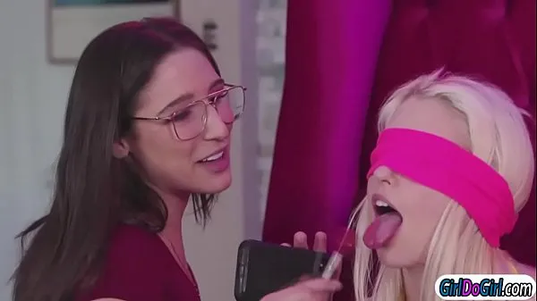 Beste Chloe Cherry und Lily Rader werden für ein Probierspiel die Augen verbunden. Bella Danger lässt sie Lutscher und Kekse probieren, bevor sie ihnen ihre Muschi anbietetPower-Filme