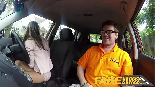 Meilleurs Fake Driving School Une Russe blonde et chaude se fait baiser en voiture films puissants