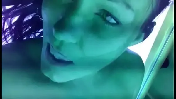 Beste Ex playing with her pussy in tanning bed power-filmer