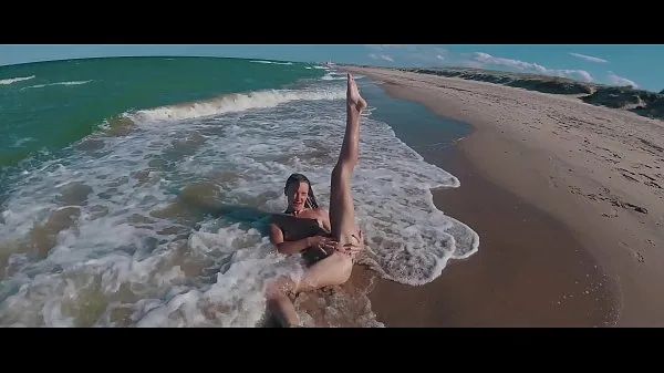 Melhores Impressionante garota da Rússia que caminha nua nas praias espanholas de Valência e posa para câmera de vídeo. Programa de viagensfilmes poderosos