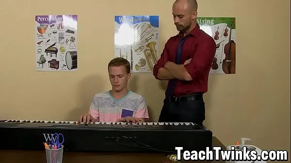 A legjobb Slender twink Billy London anal slammed by older teacher teljesítményfilmek