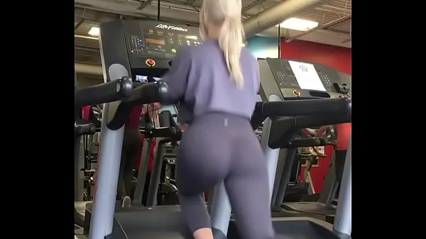 Film Blonde Chick Shows off Nice Ass in Leggings kekuatan terbaik