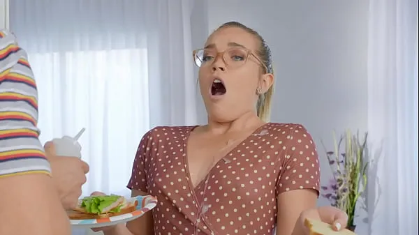 Meilleurs Elle aime sa bite dans la cuisine / scène Brazzers de films puissants