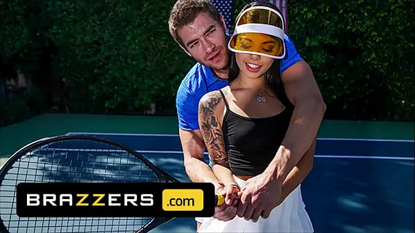 Beste Xander Corvus) Massages (Gina Valentinas) Foot To Ease Her Pain They End Up Fucking - Brazzers power-filmer