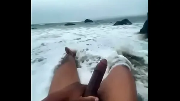 Meilleurs BlacMartian stroking bare ass on nude beach films puissants