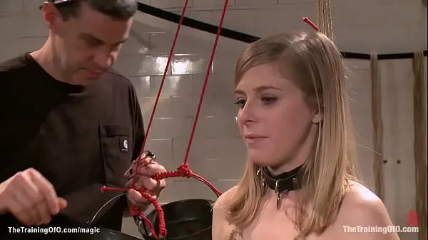 Meilleurs Le maître James Mogul entraîne Penny Pax, blonde aux gros seins, à endurer la douleur, puis lui fait baiser une grosse bite avec le gimp attaché Owen Gray et la fouette films puissants