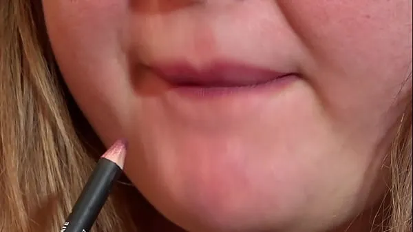 Najboljši Chubby milf paints lips and changes into a sexy outfit. Homemade fetish and big booty and close up face močni filmi