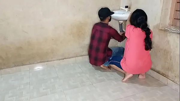 أفضل जवान प्लंबर से भाभी ने अपनी चूत की प्यास बुझाई ! XXX Plumber Sex हिंदी आवाज म أفلام القوة