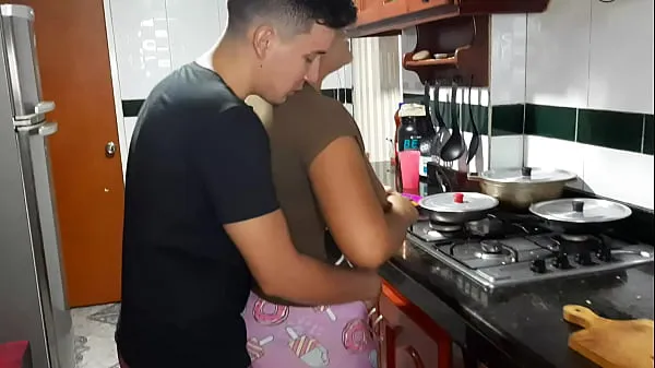 सर्वश्रेष्ठ I interrupt my stepmom while she is cooking, I want her to suck my dick पावर मूवीज़