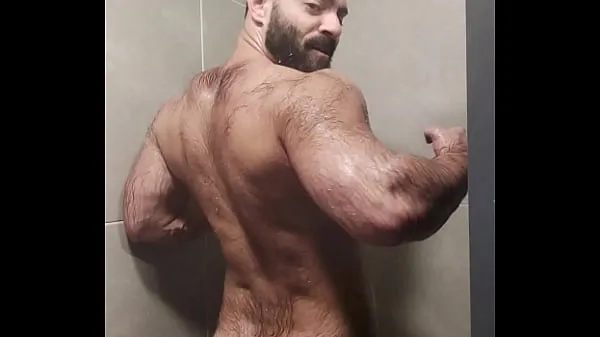 सर्वश्रेष्ठ Furry sweat bear taking a shower after training पावर मूवीज़