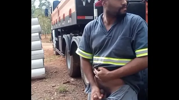 Filem Worker Masturbating on Construction Site Hidden Behind the Company Truck kuasa terbaik