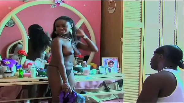 Parhaat big titted ebony actress walks around naked on moive set at end of video tehoelokuvat